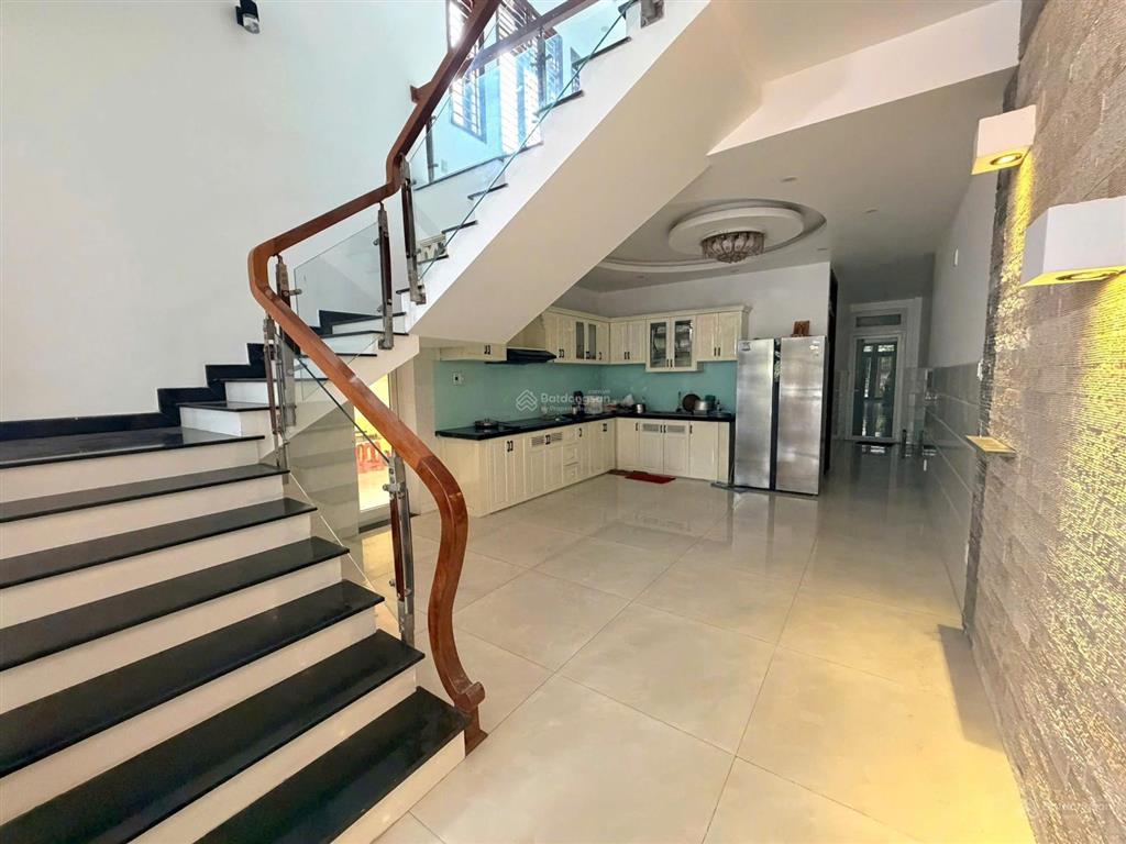 Cho thuê nhà nguyên căn mới đẹp, full nội thất3 tầng mt trương định, bãi tắm biển mân thái, s.trà