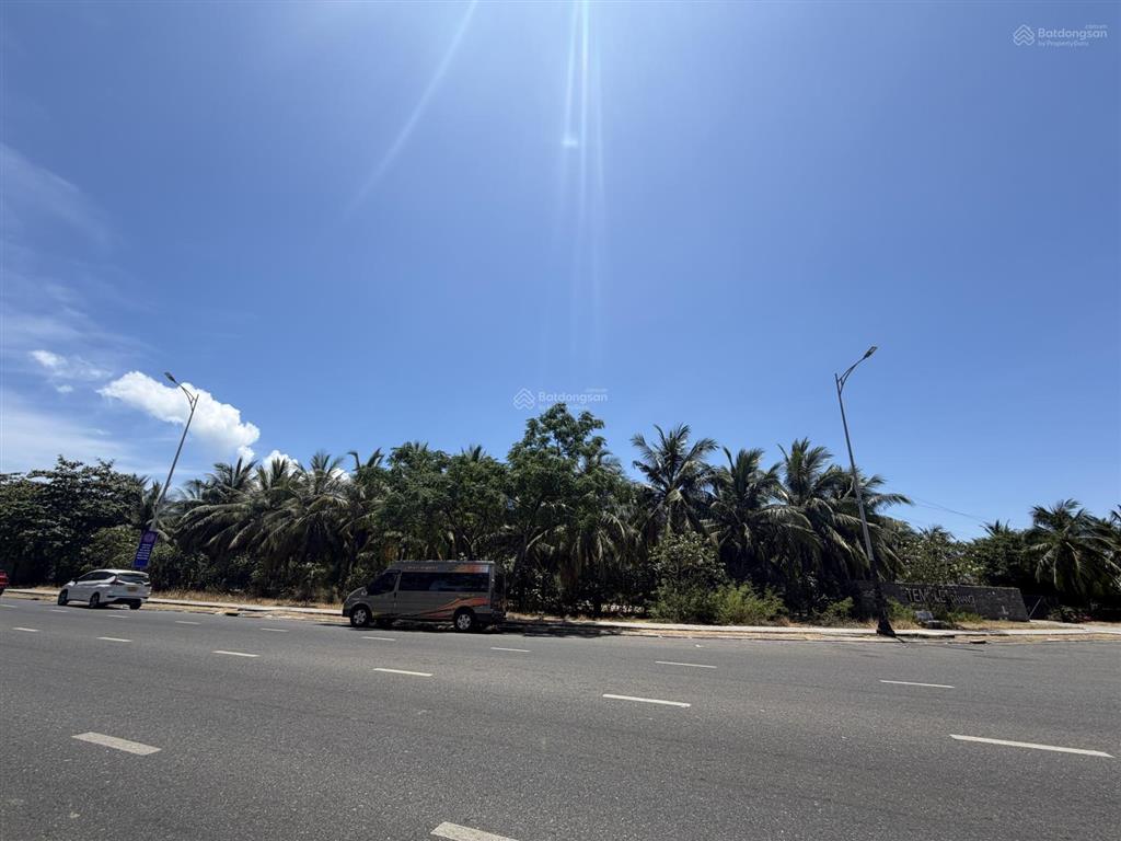 Cho thuê lô đất 2500 m2 mặt tiền võ nguyên giáp có lối đi ra biển . vị trí đẹp