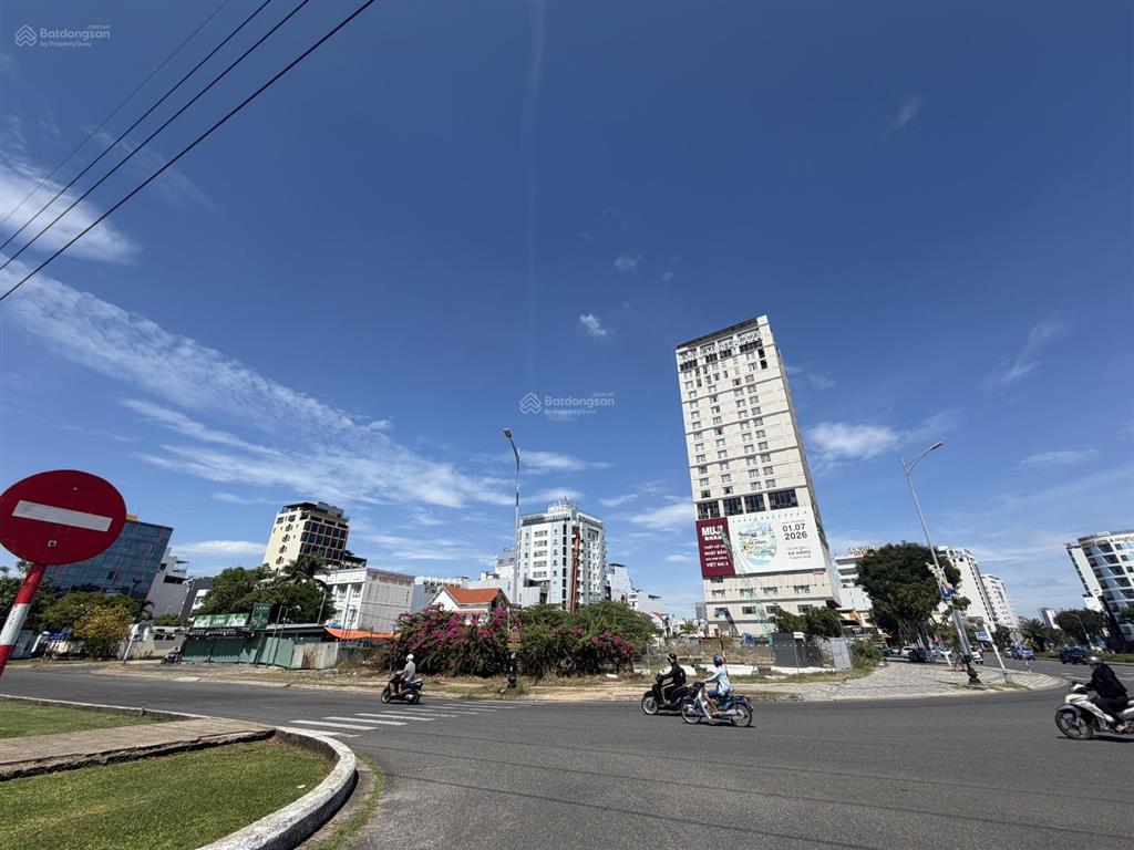 Cho thuê lô đất 3 mặt tiền phạm văn đồng. vị trí siêu đẹp. 1904 m2