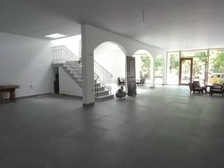 Cho thuê mặt tiền 2 tháng 9. trung tâm thành phố. 500 m2
