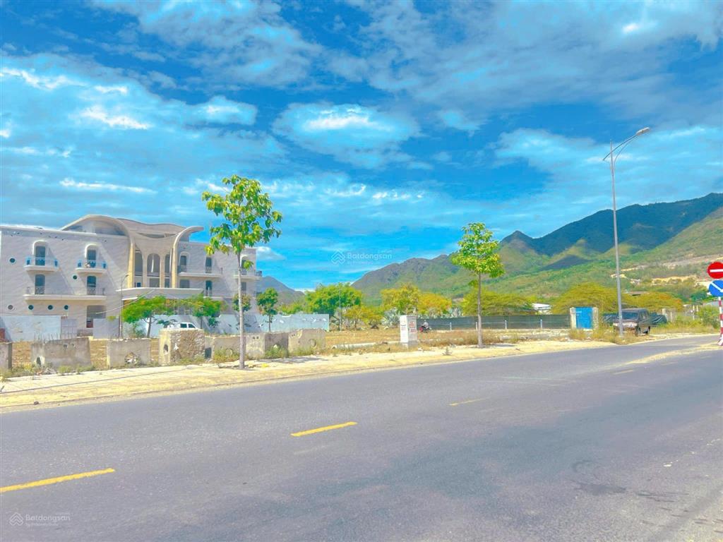 Giá cực sốc  hạ giá bán nhanh  mặt tiền phong châu 43tr/m2, ngang 8m  không có lô thứ 2