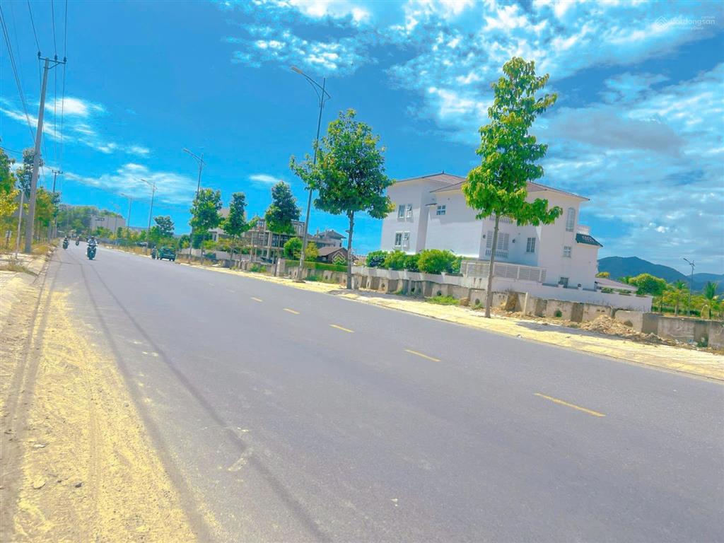Giá cực sốc  hạ giá bán nhanh  mặt tiền phong châu 43tr/m2, ngang 8m  không có lô thứ 2