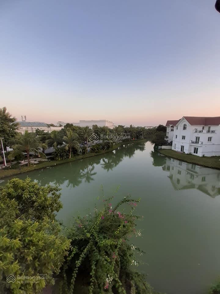 Chuẩn bán đơn lập hoa sữa, 272m2, đất vuông, hoàn thiện luxury, thang máy+ hầm, ngã ba sông almaz.