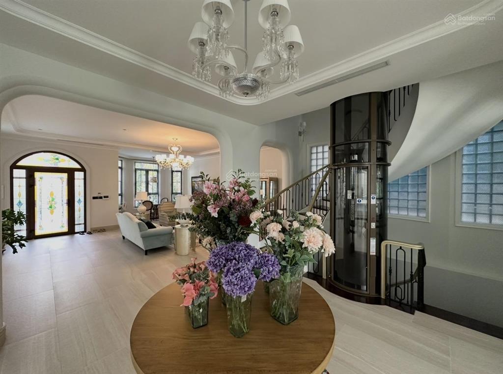 Tôi chính chủ cần bán nhanh song lập liền sông. 265m2, hoa sữa, hoàn thiện đẹp đồ nhập khẩu,có hầm
