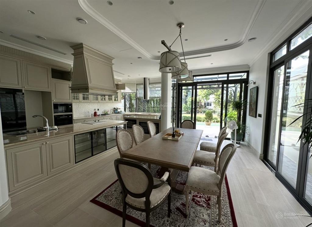 Tôi chính chủ cần bán nhanh song lập liền sông. 265m2, hoa sữa, hoàn thiện đẹp đồ nhập khẩu,có hầm