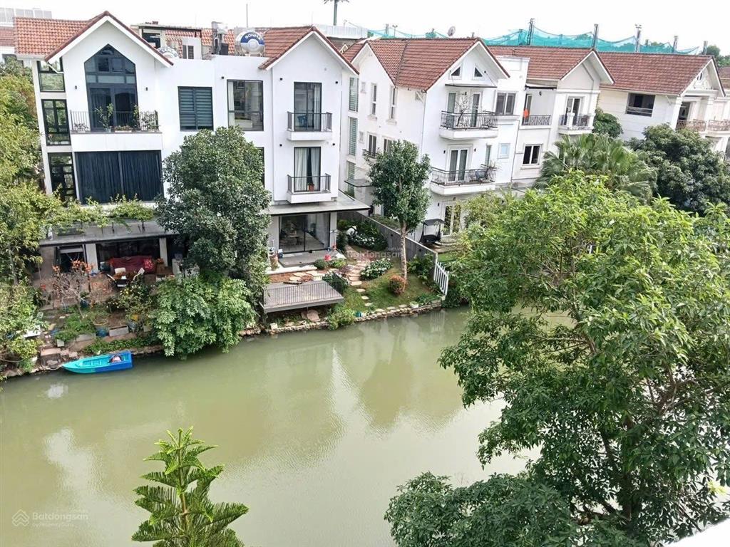 Tôi chính chủ cần bán nhanh song lập liền sông. 265m2, hoa sữa, hoàn thiện đẹp đồ nhập khẩu,có hầm