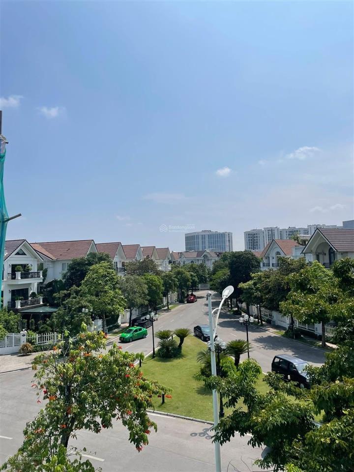 Bán bt vinhomes riverside 2, 181m2, h thiện,có thang máy. view tiện ích, trung tâm gần hồ. 57 tỷ