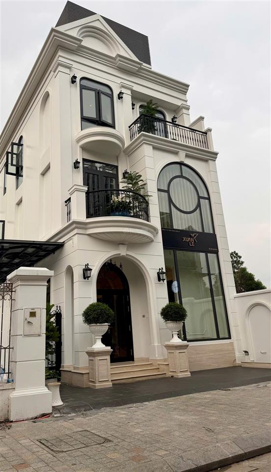 Bán bt vinhomes riverside 2, 181m2, h thiện,có thang máy. view tiện ích, trung tâm gần hồ. 57 tỷ