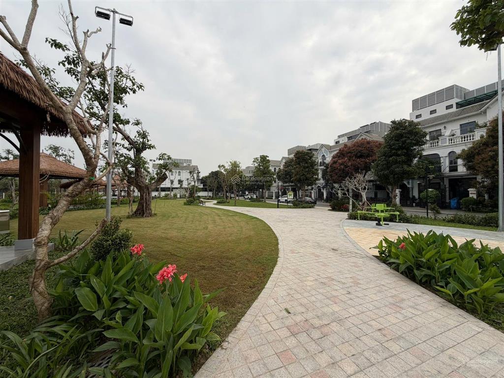 Bán bt vinhomes riverside 2, 181m2, h thiện,có thang máy. view tiện ích, trung tâm gần hồ. 57 tỷ