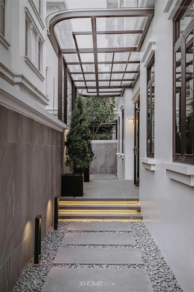 Bán bt vinhomes riverside 2, 181m2, h thiện,có thang máy. view tiện ích, trung tâm gần hồ. 57 tỷ