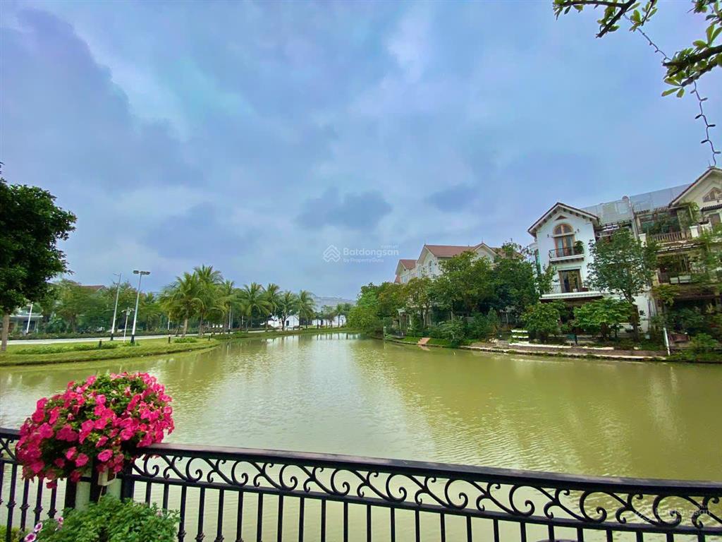 Bán biệt thự hoa sữa 633, 258m2, nội thất hiện đại, thang máy, view sông mở. đường thông. 92 tỷ