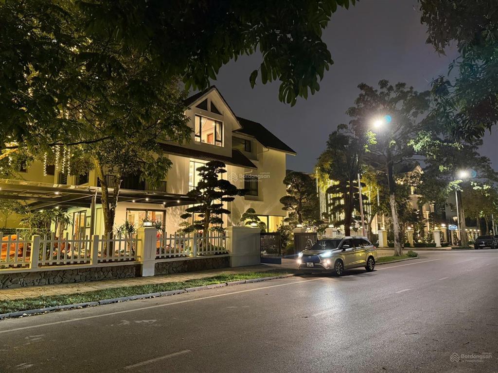 Bán đơn lập góc. đường lớn hoa lan. 600m, nội thất hiện đại, có hầm, view sông thoáng. gần almaz