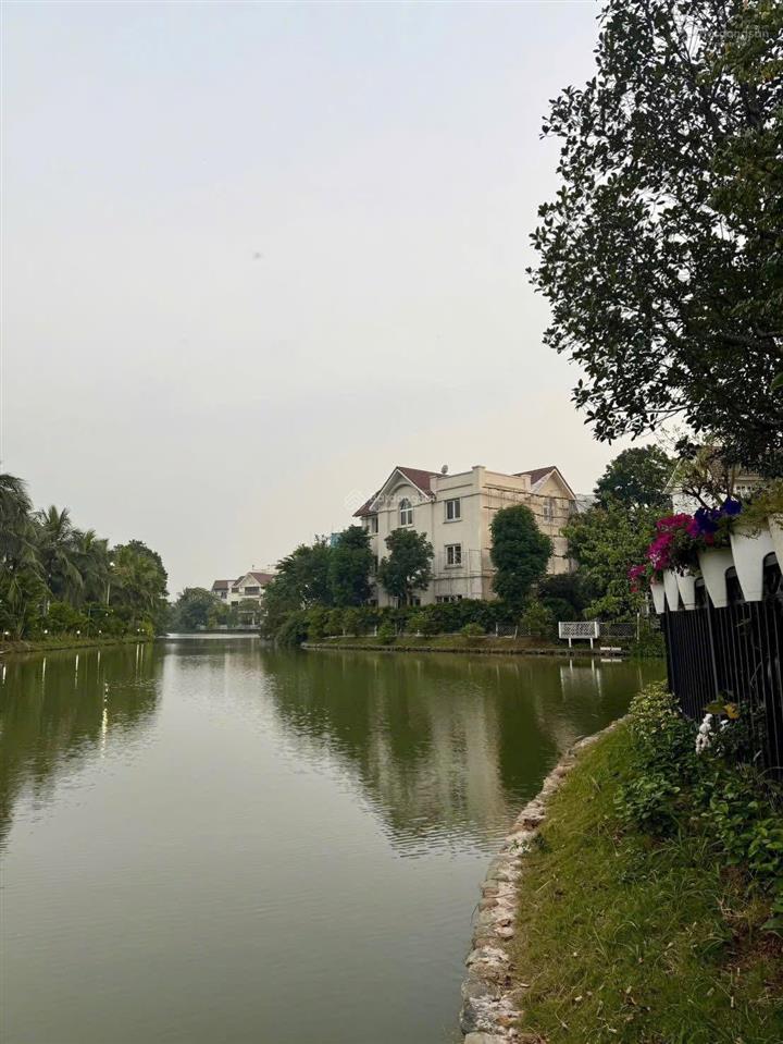 Bán biệt thự vip bằng lăng 10 vinhomes riverside, 885m2, 260 tỷ. nội thất cực đẹp, view sông rộng.