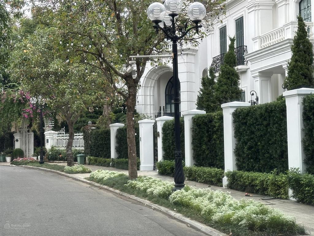 Bán biệt thự vip bằng lăng 10 vinhomes riverside, 885m2, 260 tỷ. nội thất cực đẹp, view sông rộng.