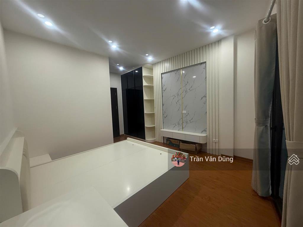 Bán nr tại tu hoàng, xuân phương. diện tích 30m2, xây mới 7 tầng  full nội thất  ô tô đỗ cổng
