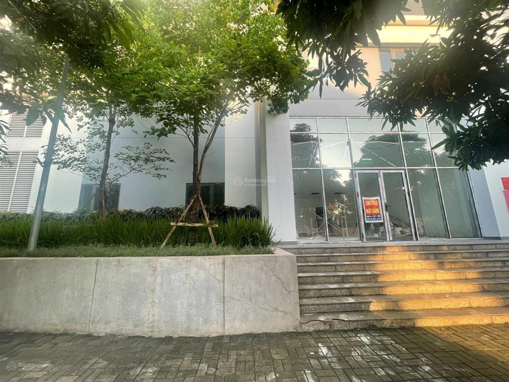 Nhượng lại 1257m2 sàn tầng 1 và 2 khối đế chung cư đang cho thuê 2 tỷ/năm