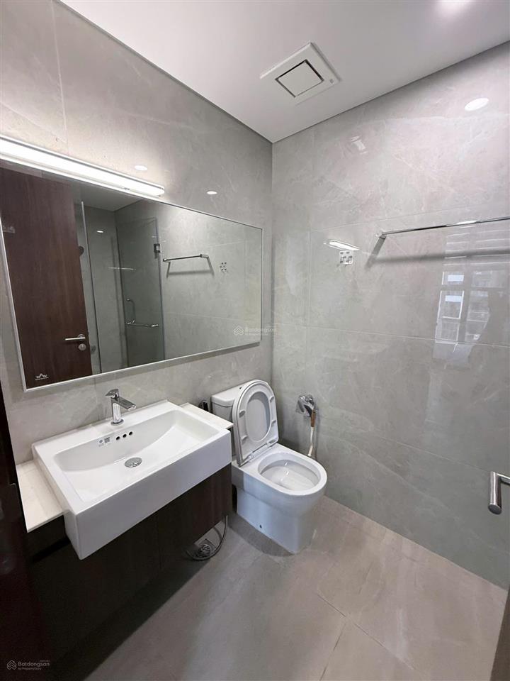 Chính chủ cho thuê căn 2 ngủ góc  2wc  view vinuni cực kì đẹp tại toà h2 (masteri waterfront)
