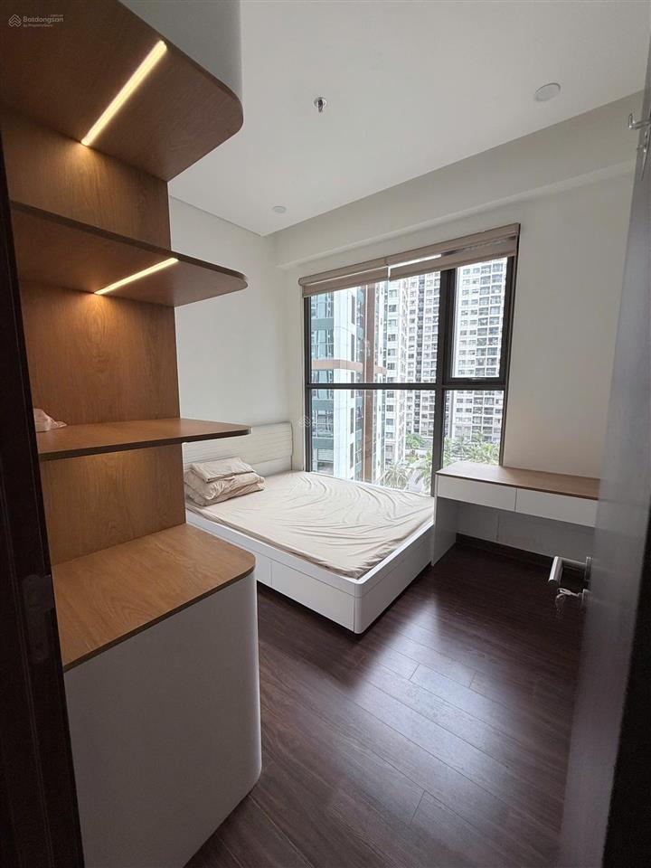 Chính chủ cho thuê căn 2 ngủ góc  2wc  view vinuni cực kì đẹp tại toà h2 (masteri waterfront)