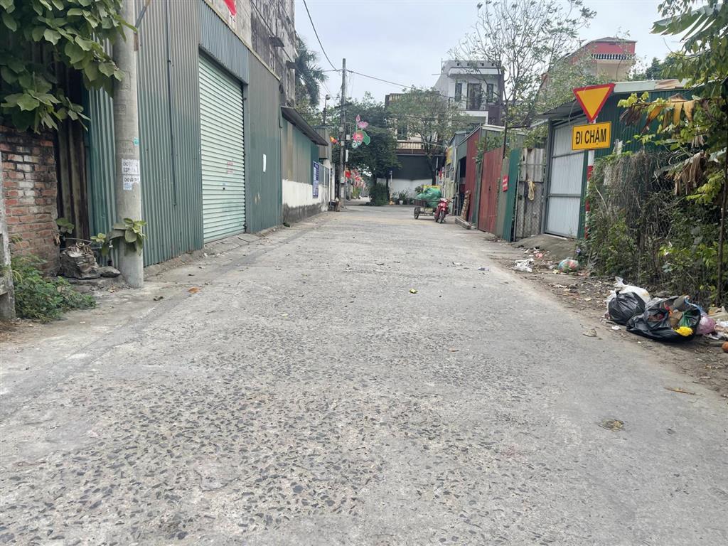 Chính chủ tôi cần bán căn nhà mới 3 tầng đường 7m bìa làng vân nội. giáp trục nhật tân