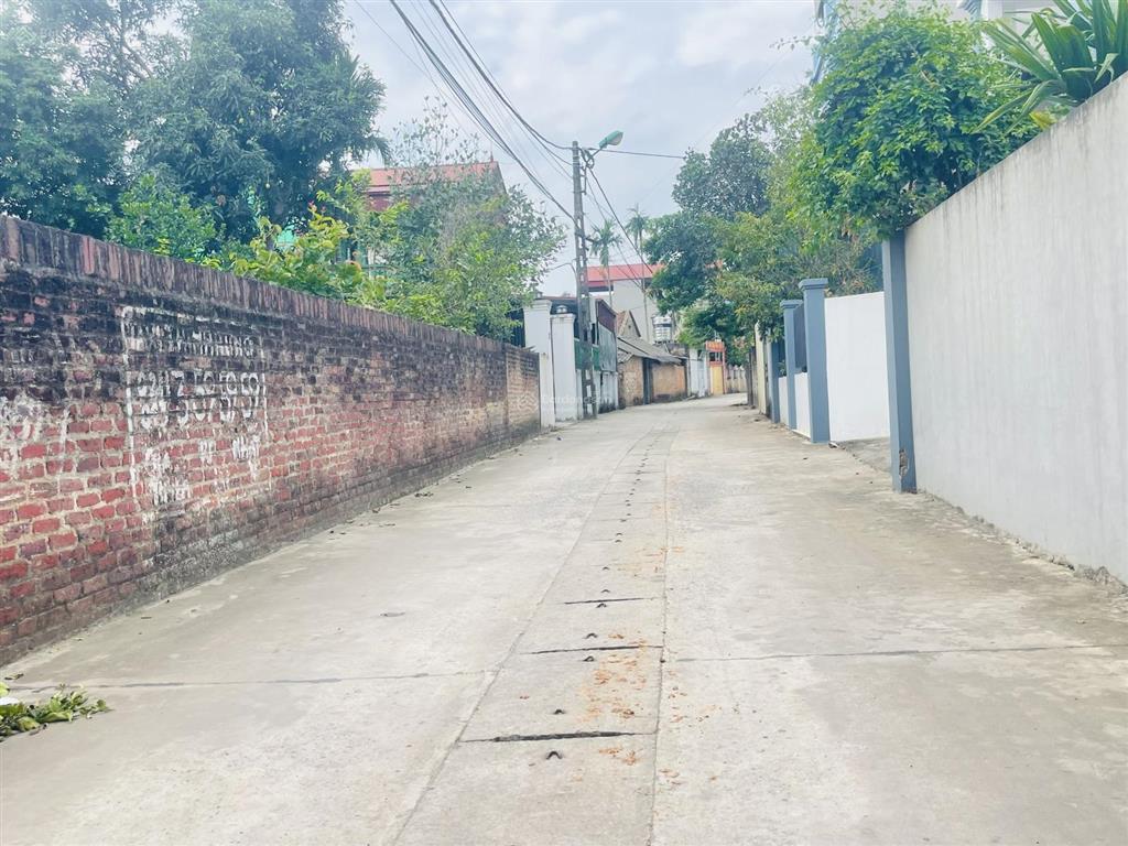 Chủ cần tiền hạ giá sâu mảnh đất đẹp 45 chưa đến 3 tỷ ô tô đỗ cửa. cạnh cầu nhật tân.