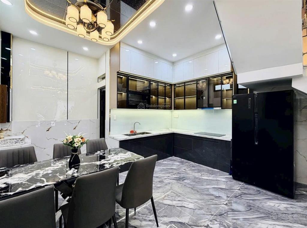 Nhà đẹp 60m2 chân cầu nhật tân. 60m2 full nội thất.thiết kế sang trọng.ô tô vào tận nơi