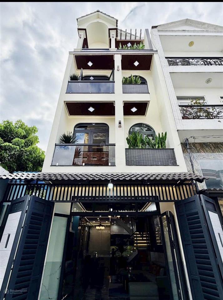 Nhà đẹp 60m2 chân cầu nhật tân. 60m2 full nội thất.thiết kế sang trọng.ô tô vào tận nơi