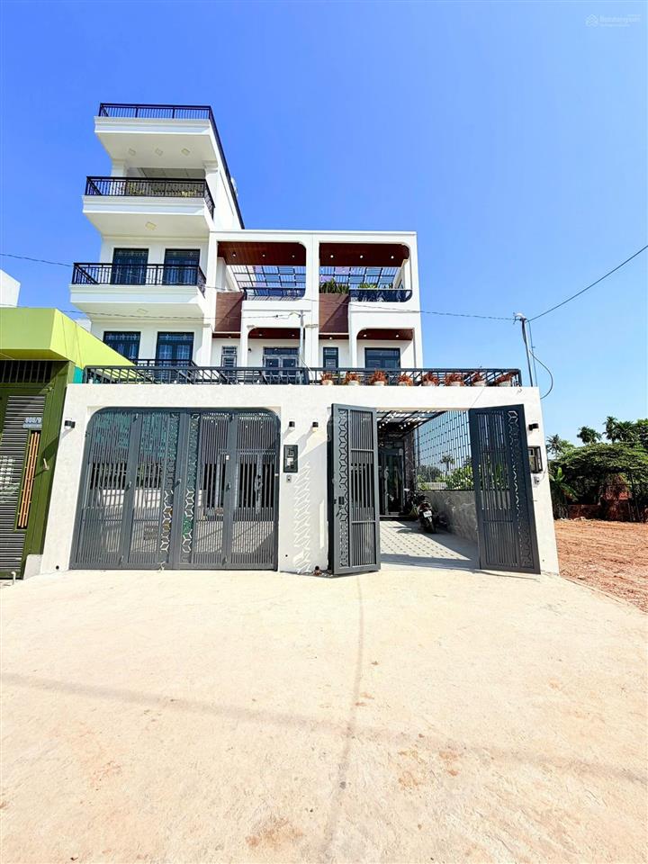 Nhà phố 1 trệt, 2 lầu, diện tích đất 103m2, hoàn thiện full nội thất, sổ hồng sẵn sang tên ngay