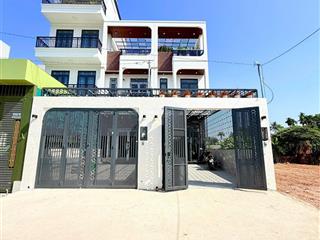 Nhà phố 1 trệt, 2 lầu, diện tích đất 103m2, hoàn thiện full nội thất, sổ hồng sẵn sang tên ngay