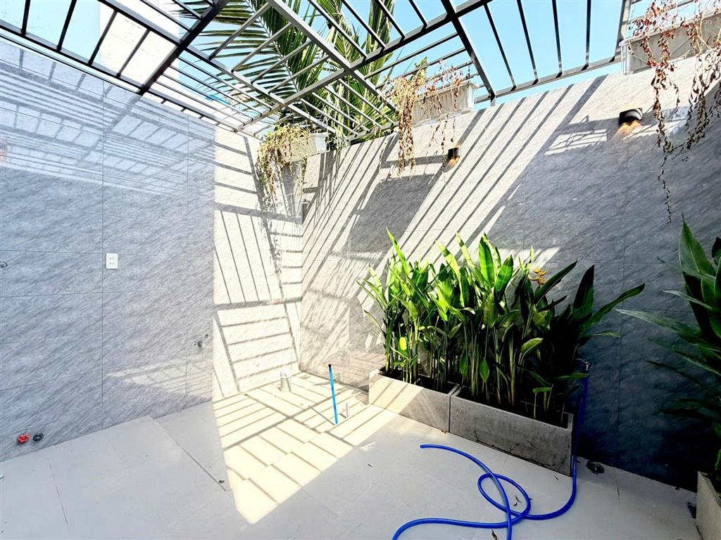 Nhà phố 1 trệt, 2 lầu, diện tích đất 103m2, hoàn thiện full nội thất, sổ hồng sẵn sang tên ngay