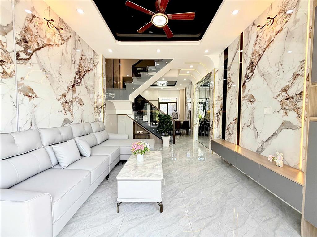 Nhà phố 1 trệt, 2 lầu, diện tích đất 103m2, hoàn thiện full nội thất, sổ hồng sẵn sang tên ngay