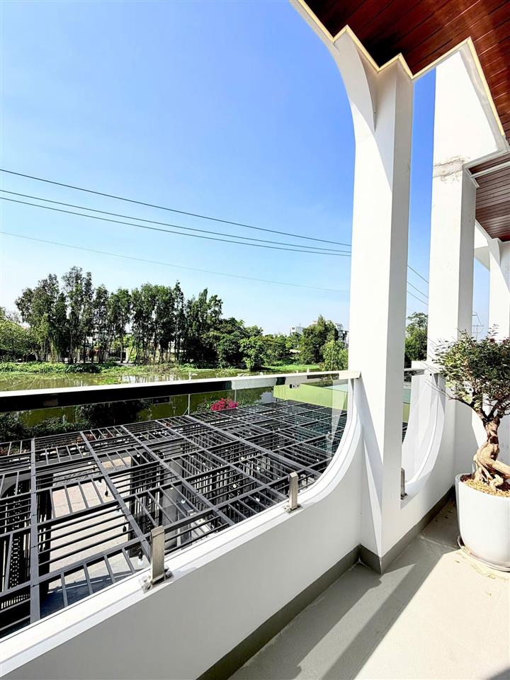 Nhà phố 1 trệt, 2 lầu, diện tích đất 103m2, hoàn thiện full nội thất, sổ hồng sẵn sang tên ngay