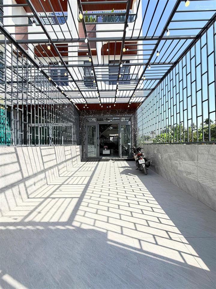 Nhà phố 1 trệt, 2 lầu, diện tích đất 103m2, hoàn thiện full nội thất, sổ hồng sẵn sang tên ngay