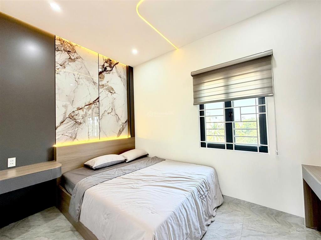 Nhà phố 1 trệt, 2 lầu, diện tích đất 103m2, hoàn thiện full nội thất, sổ hồng sẵn sang tên ngay