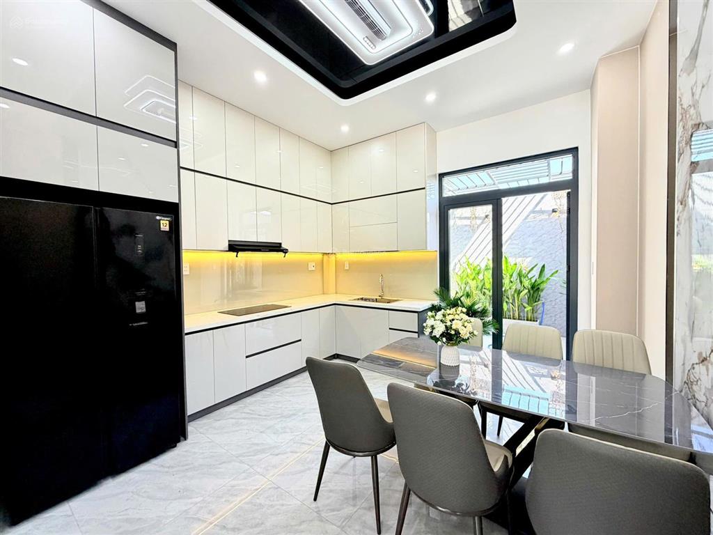 Nhà phố 1 trệt, 2 lầu, diện tích đất 103m2, hoàn thiện full nội thất, sổ hồng sẵn sang tên ngay