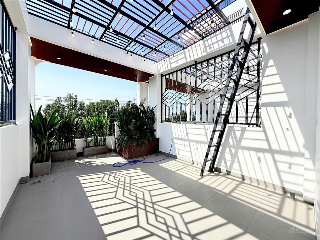 Nhà phố 1 trệt, 2 lầu, diện tích đất 103m2, hoàn thiện full nội thất, sổ hồng sẵn sang tên ngay