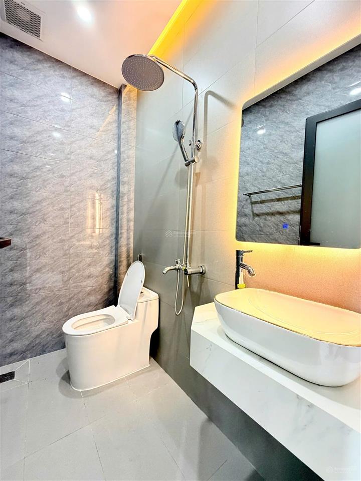 Nhà phố 1 trệt, 2 lầu, diện tích đất 103m2, hoàn thiện full nội thất, sổ hồng sẵn sang tên ngay