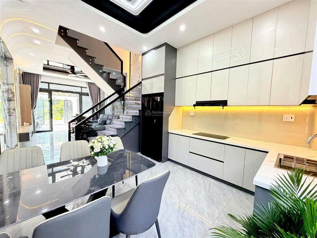 Nhà phố 1 trệt, 2 lầu, diện tích đất 103m2, hoàn thiện full nội thất, sổ hồng sẵn sang tên ngay