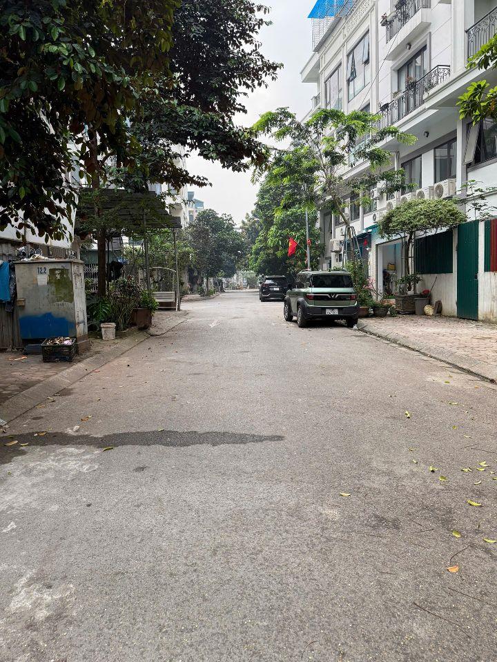 Cho thuê nhà nguyên căn 4 tầng 100m2 mtien 7m đường 15m Trâu Quỳ, Gia Lâm, ở ngay