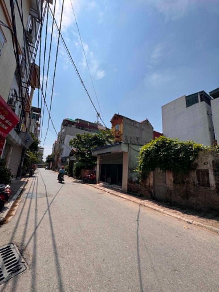 Bán đất trung tâm Trâu Quỳ, 100m2 mặt phố Cửu Việt 1 mtien 5m đường 11m vỉa hè