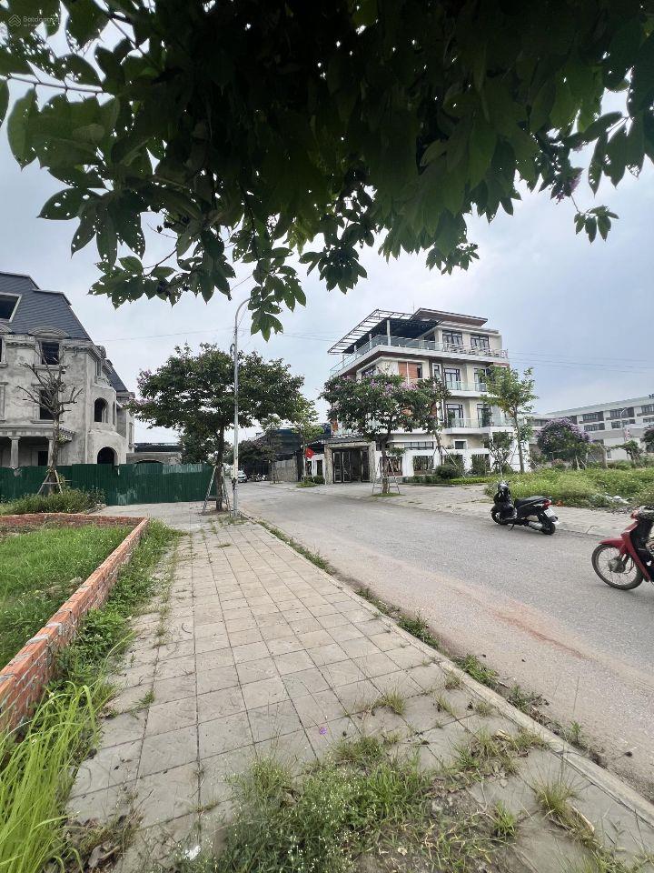 Bán gấp: lô góc 224m2 đất đấu giá Hàn Lạc, Phú Thị, Gia Lâm đường 15m thông các ngả