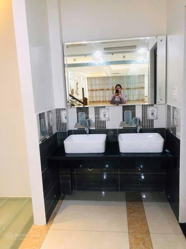 Cho thuê căn hộ dịch vụ, tầng 2 mặt phố nguyễn mậu tài, trâu quỳ 130m2 thông sàn thang máy