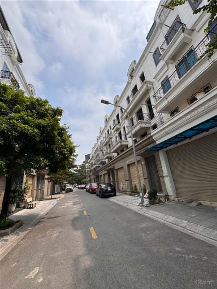 Bán nhà nguyên căn 5 tầng ở ngay trung tâm trâu quỳ, gia lâm sát hồ và công viên gia lâm