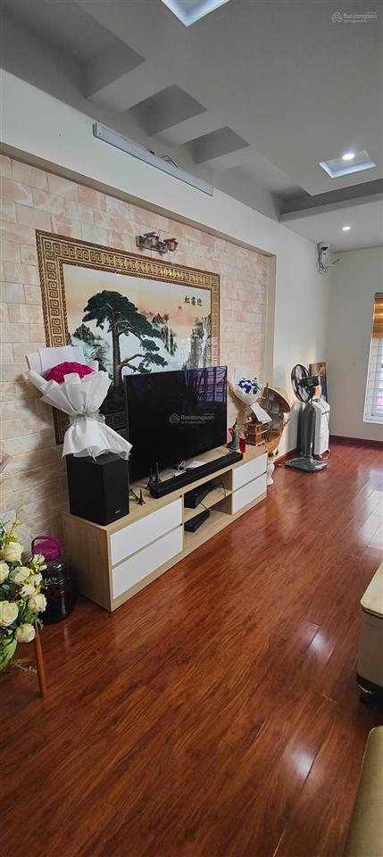 Cho thuê nhà 80 ngõ 193 trung kính. dt 105m2 x 5,5t. mt 5,2m. đường ô tô tránh