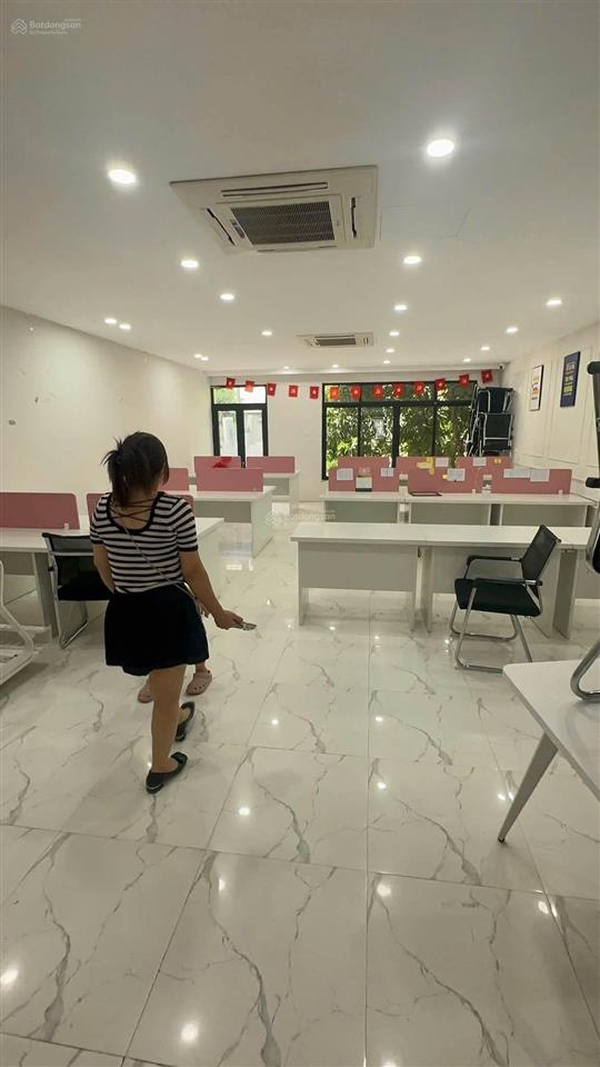 Cho thuê nhà liền kề hdi vũ phạm hàm. dt 120m2 x 5t + hầm. mt 6,5m. thang máy. đường 3 ô tô tránh