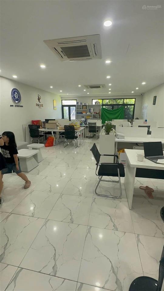 Cho thuê nhà liền kề hdi vũ phạm hàm. dt 120m2 x 5t + hầm. mt 6,5m. thang máy. đường 3 ô tô tránh