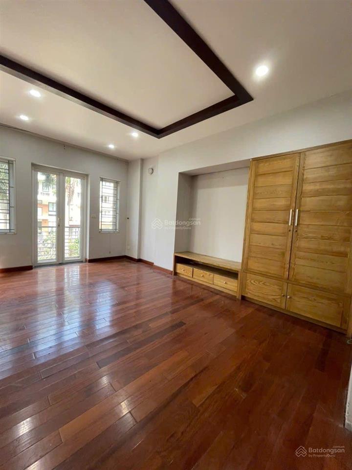 Cho thuê biệt thự 69a ngõ 20 trần kim xuyến. dt 150m2 x 4 tầng. mt 10m. đường 3 ô tô tránh.
