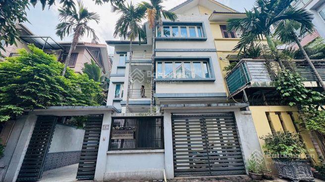Cho thuê biệt thự 69a ngõ 20 trần kim xuyến. dt 150m2 x 4 tầng. mt 10m. đường 3 ô tô tránh.