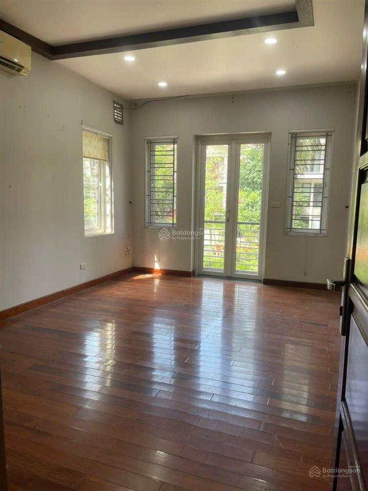 Cho thuê biệt thự 69a ngõ 20 trần kim xuyến. dt 150m2 x 4 tầng. mt 10m. đường 3 ô tô tránh.