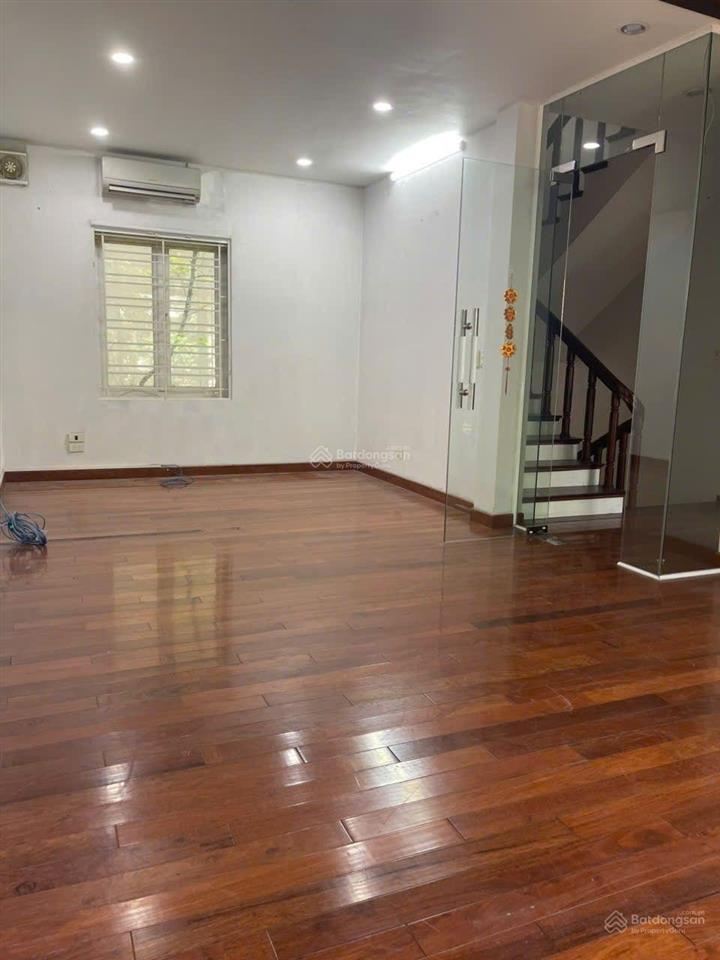 Cho thuê biệt thự 69a ngõ 20 trần kim xuyến. dt 150m2 x 4 tầng. mt 10m. đường 3 ô tô tránh.