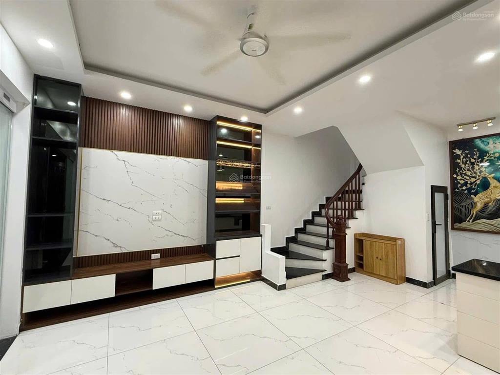 Cho thuê biệt thự sân vườn ngõ 70 nguyễn thị định  dt 270m x 4t. mt 20m. đường 2 ô tô tránh.